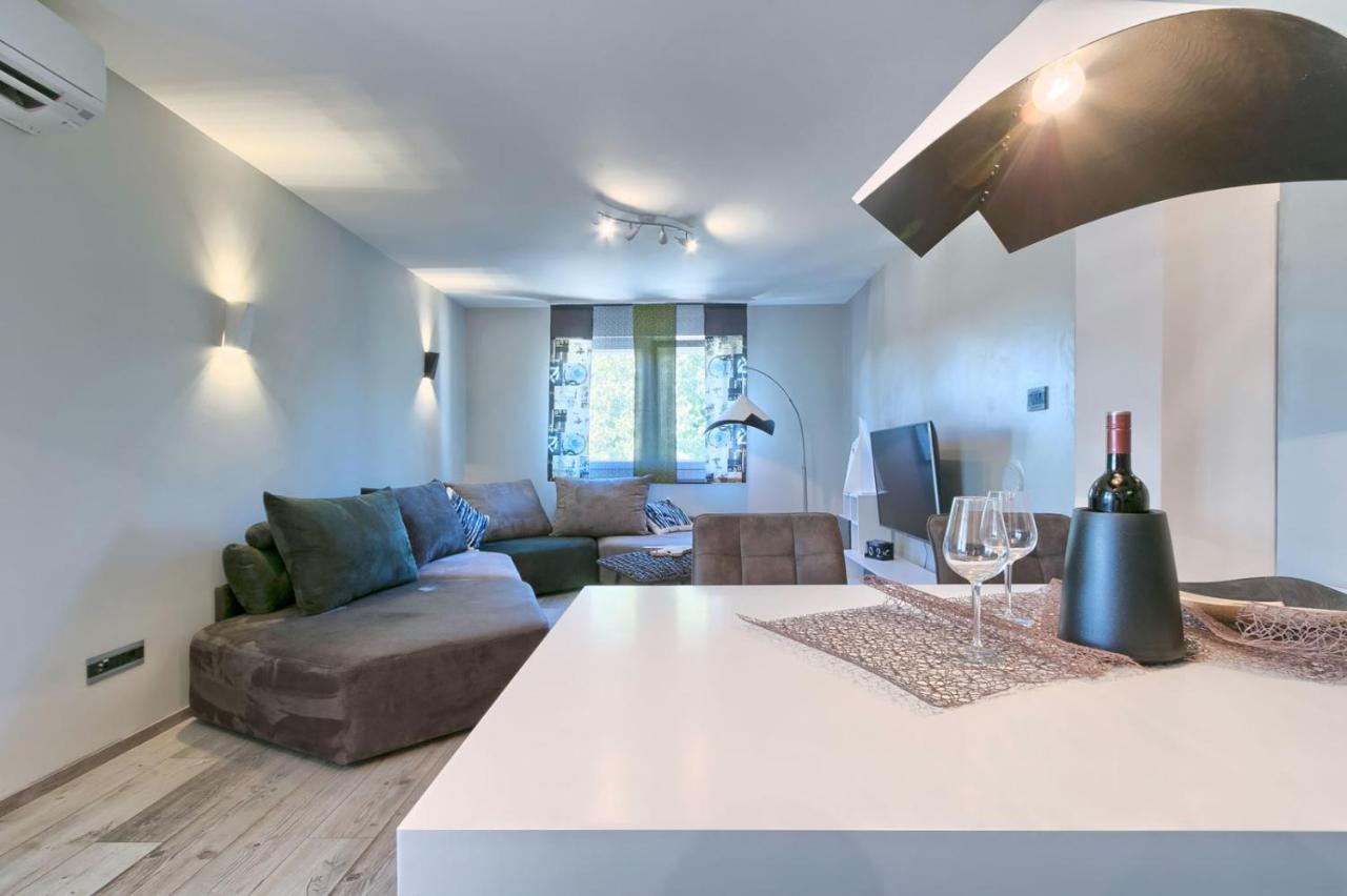 Modern Oasis Apartment Pula Luaran gambar