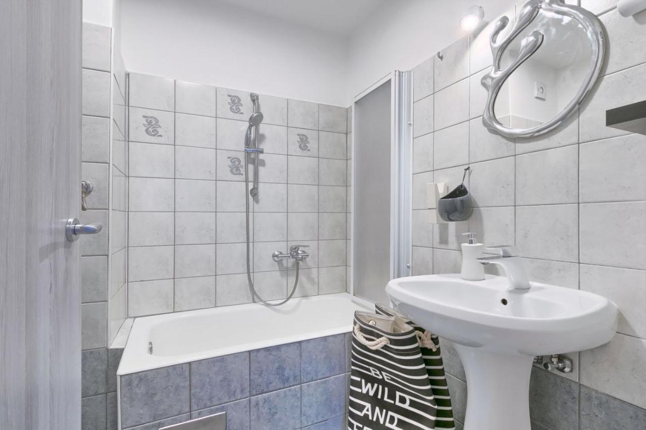 Modern Oasis Apartment Pula Luaran gambar