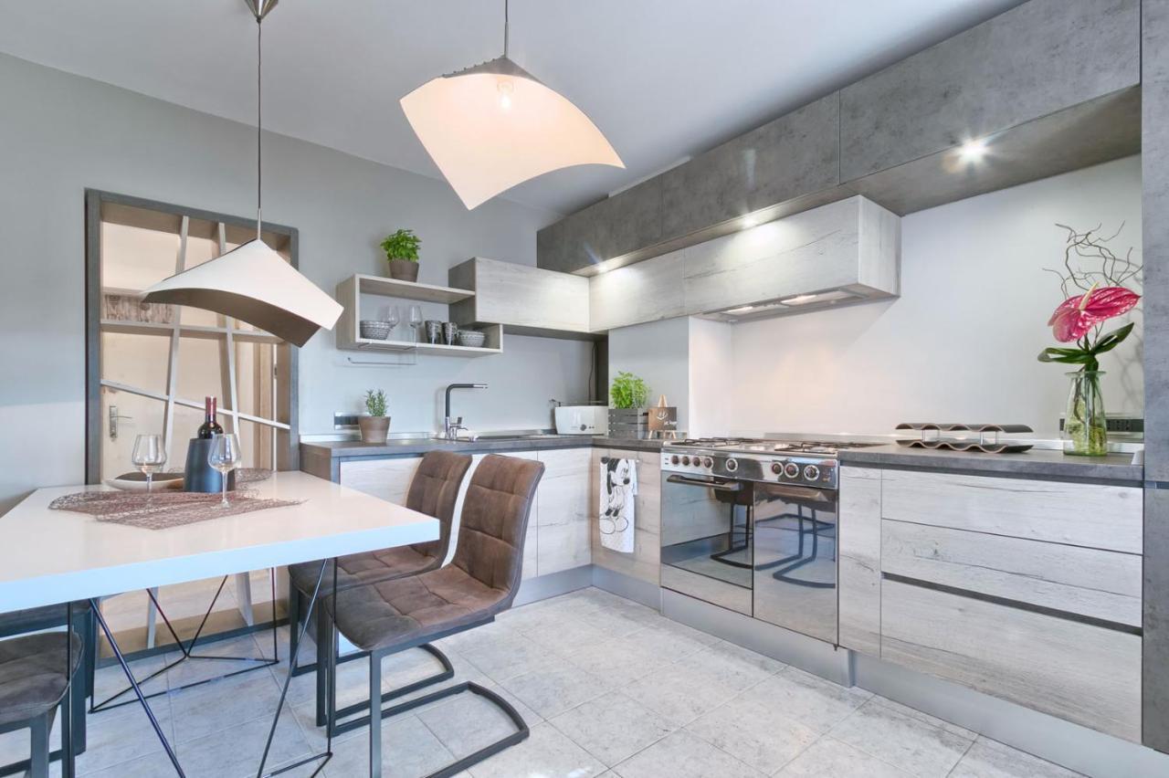 Modern Oasis Apartment Pula Luaran gambar
