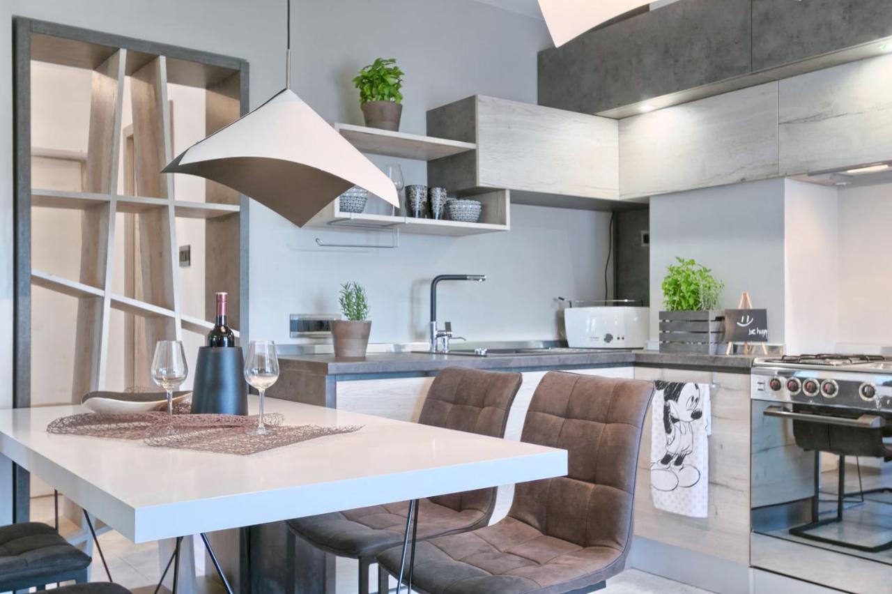 Modern Oasis Apartment Pula Luaran gambar