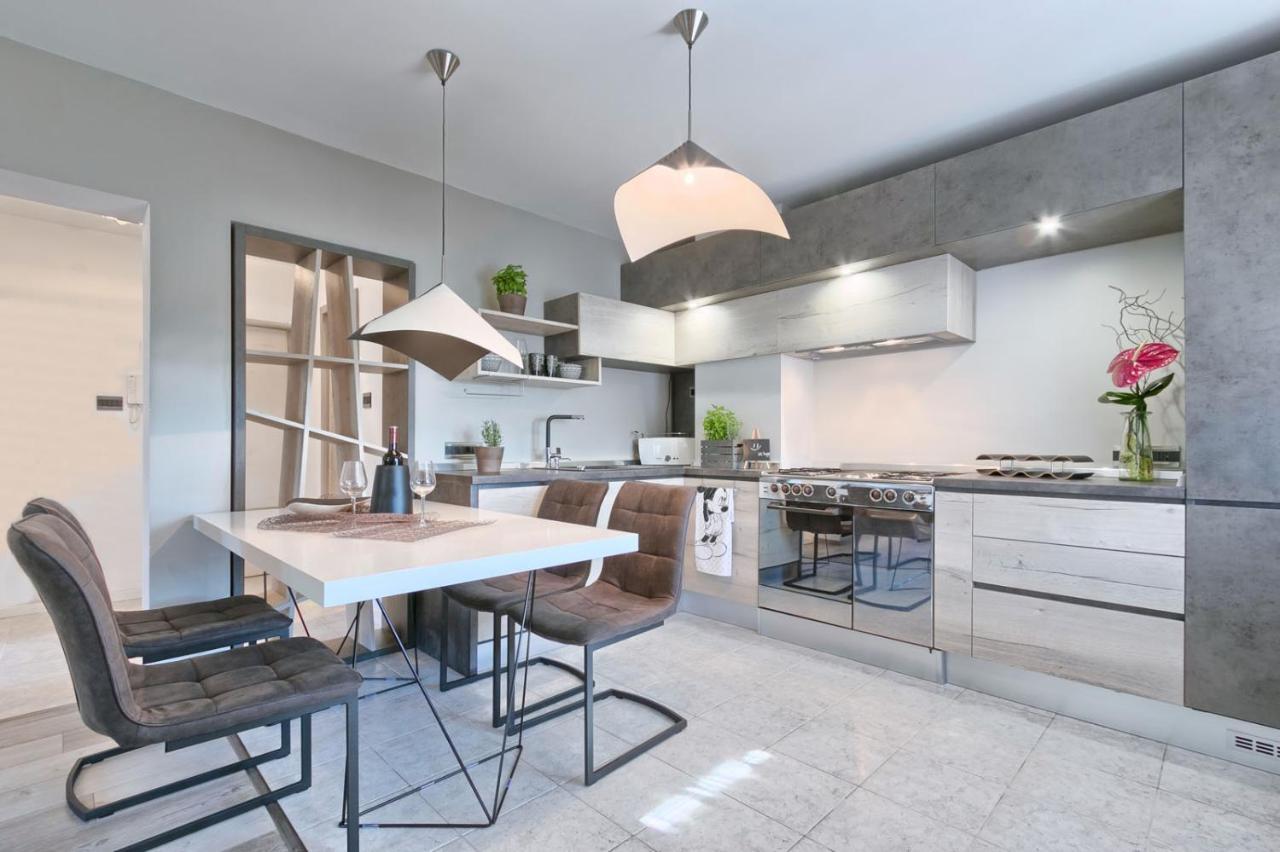Modern Oasis Apartment Pula Luaran gambar