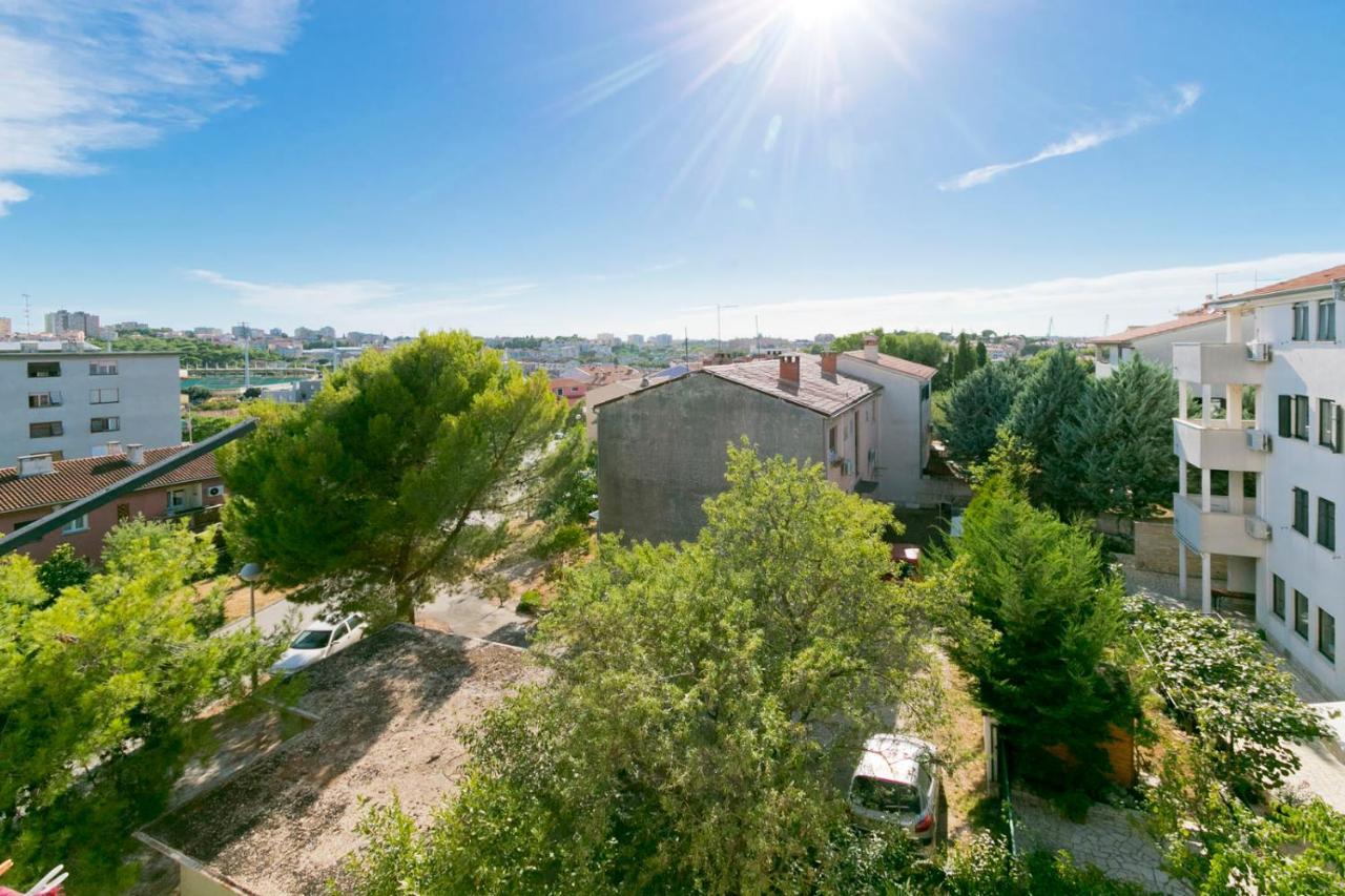 Modern Oasis Apartment Pula Luaran gambar