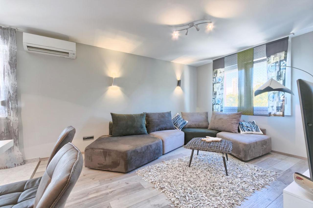 Modern Oasis Apartment Pula Luaran gambar