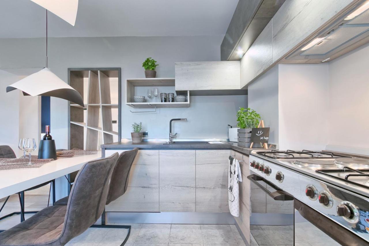 Modern Oasis Apartment Pula Luaran gambar